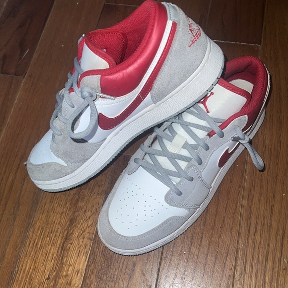 Youth Air Jordan 1 Low SE Light Smoke Grey & Red - Picture 4 of 11